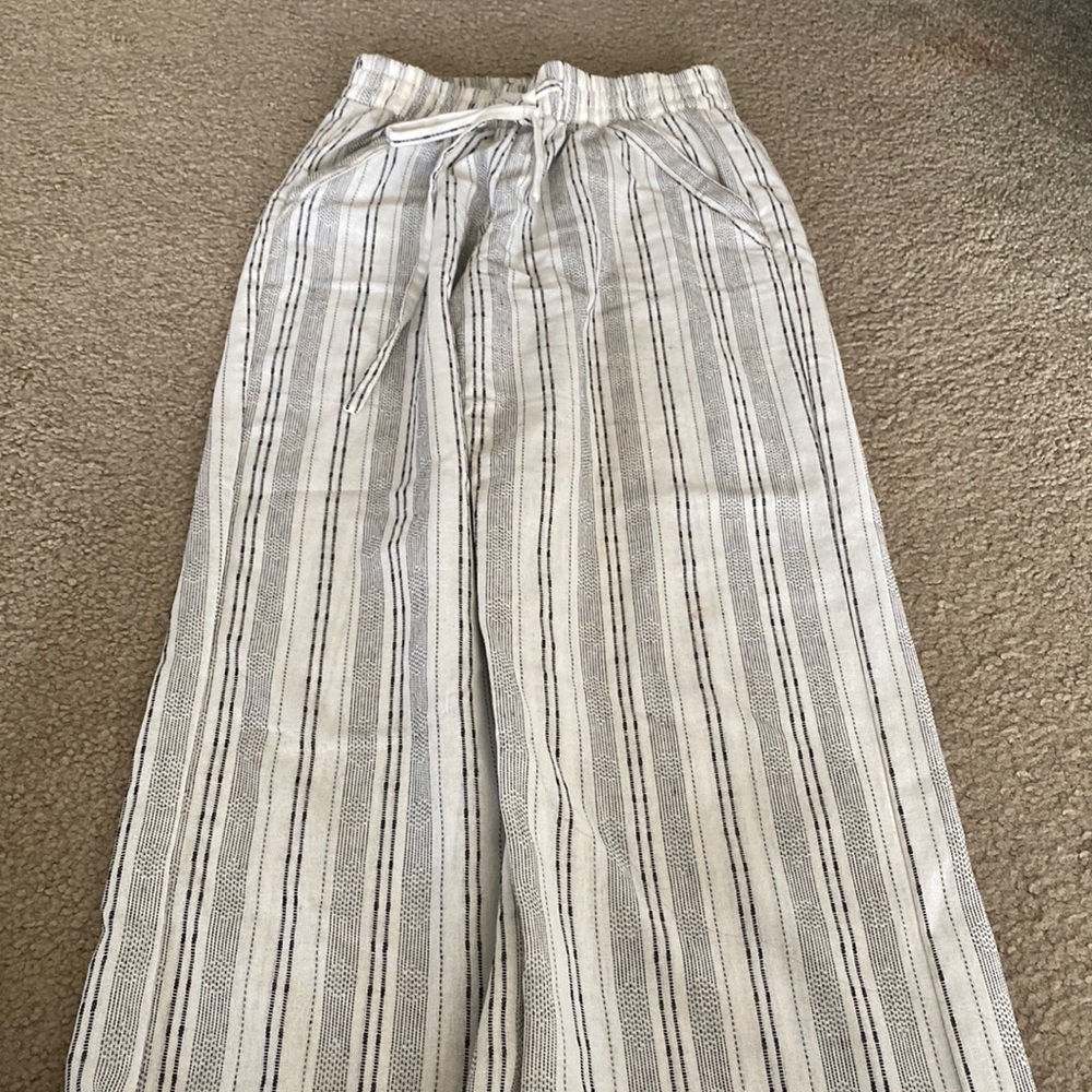 White and grey wide leg pants for summer